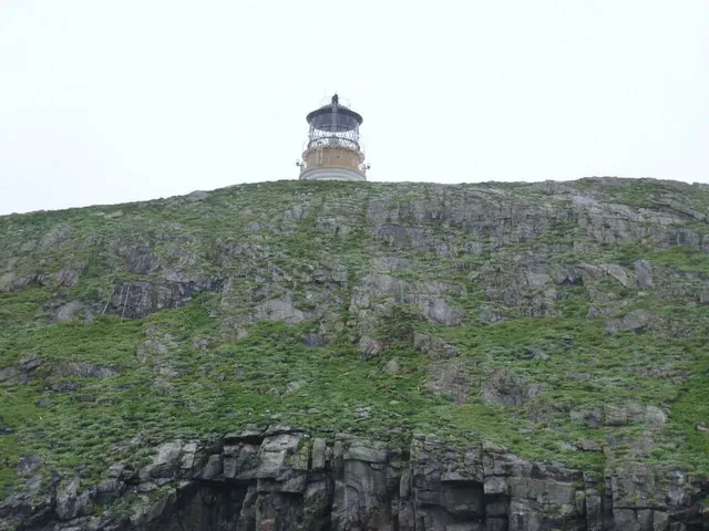 Le phare blanc des îles Flannan vu depuis le nord d’Eilean Mòr