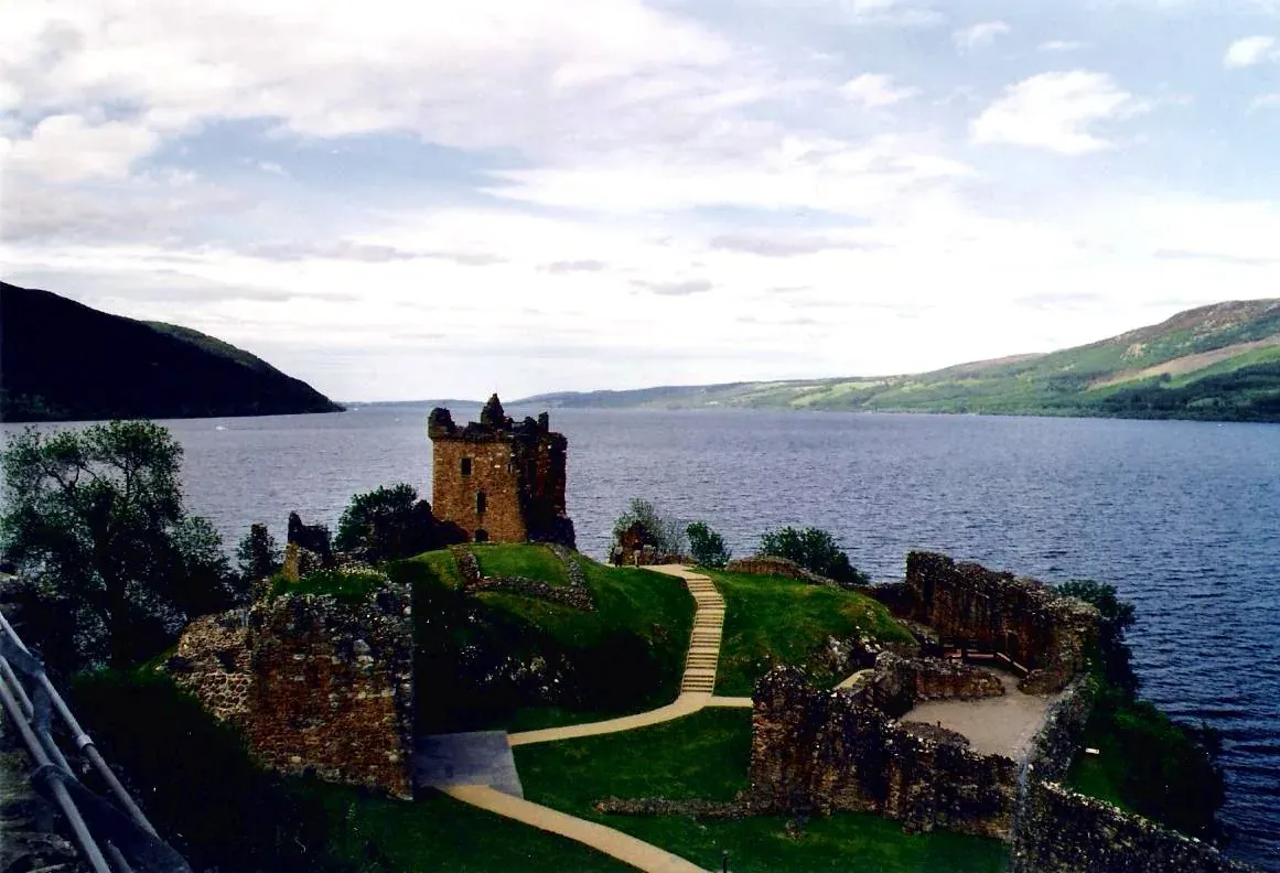 Le Loch Ness et les ruines du château d’Urquhart vus depuis la rive