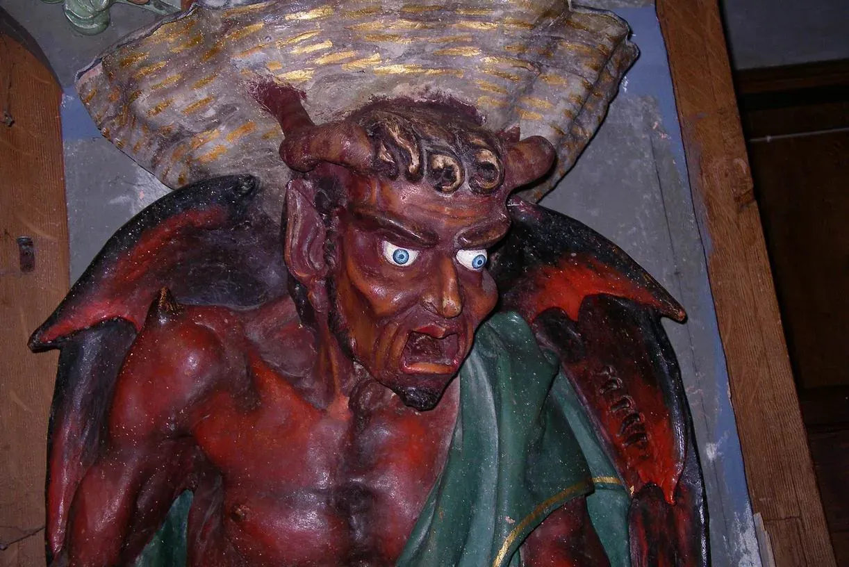 Statue du démon Asmodée soutenant le bénitier