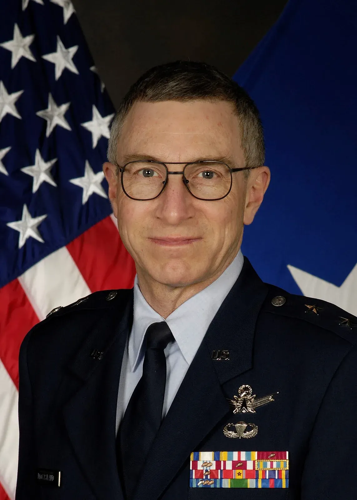 Portrait officiel du major général William Neil McCasland en uniforme