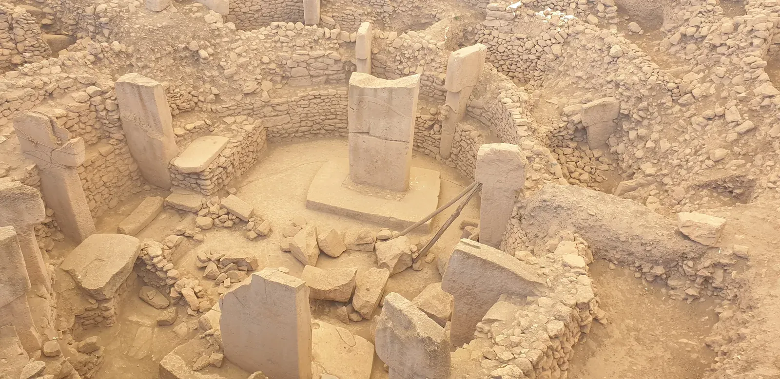 Piliers en T et enceintes de Göbekli Tepe sous leur toit de protection