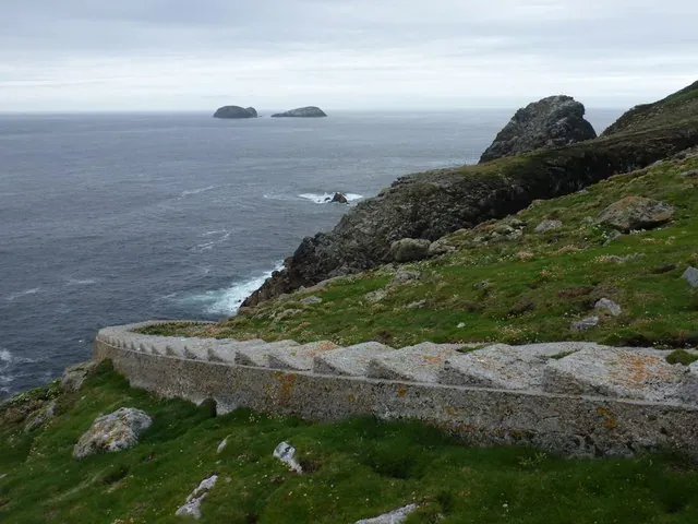Voie inclinée et marches descendant vers le débarcadère ouest des îles Flannan