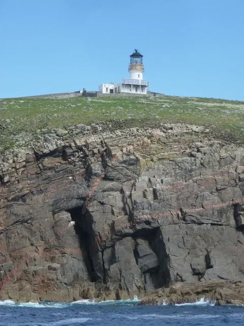 Falaises rocheuses abruptes près d’un débarcadère sur Eilean Mòr