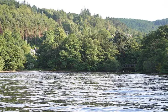 La baie de Foyers sur la rive orientale du Loch Ness