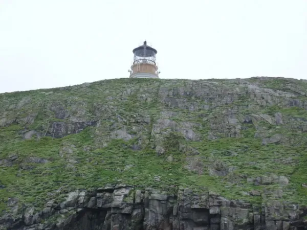 Le phare blanc des îles Flannan vu depuis le nord d’Eilean Mòr