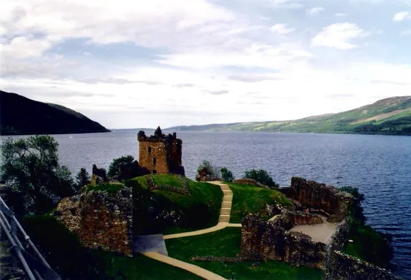 Le Loch Ness et les ruines du château d’Urquhart vus depuis la rive